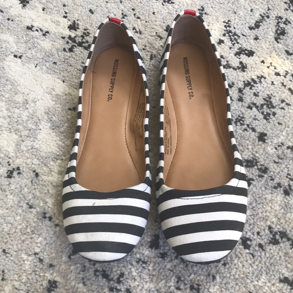 💔SOLD Black and white flats size 7